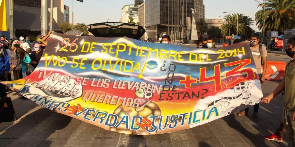 Con pancartas y rostros de los estudiantes se realizó un mitin en Paseo de la Reforma, en la Ciudad de México.