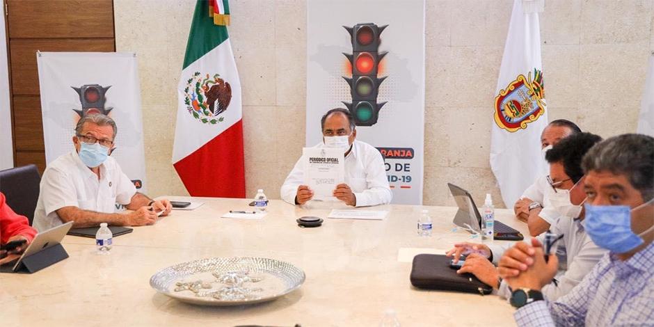 Héctor Astudillo, gobernador de Guerrero, durante la reunión en que anunció medidas de contención del Covid-19.