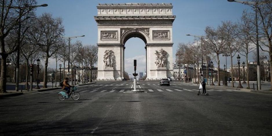 Arco del Triunfo sin multitudes debido al confinamiento ante la pandemia del COVID-19, en París, Francia.