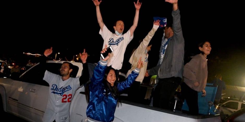 Aficionados celebran el título de Dodgers en MLB.