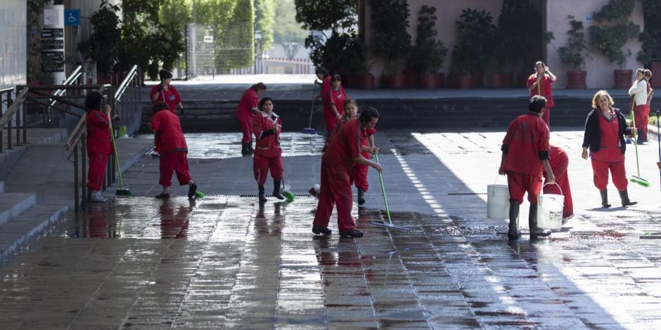 Trabajadores de outsourcing realizan labores de limpieza en el patio central del Palacio Legislativo de San Lázaro.