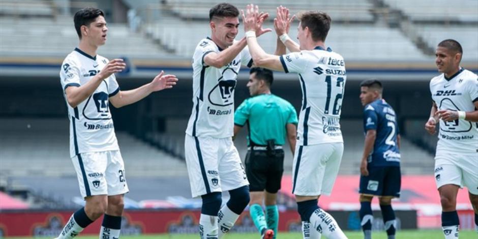 Jugadores de Pumas festejan un gol en el Guard1anes 2020.