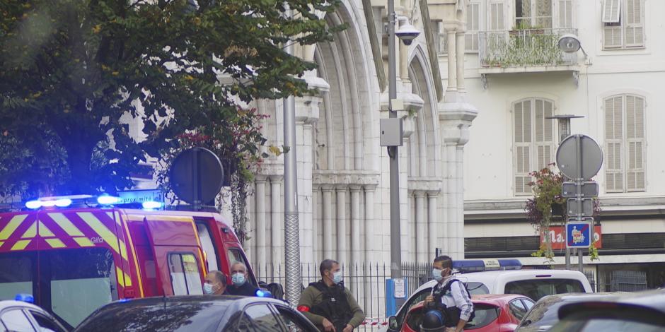Policías franceses junto a la iglesia de Notre Dame tras un ataque con arma blanca en Niza, Francia, el 29 de octubre de 2020.