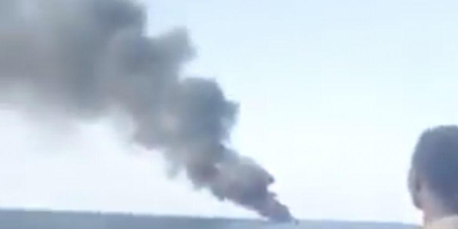 Un video tomado desde una embarcación de rescate muestra una columna de humo del barco en naufragio, el pasado 24 de octubre de 2020.