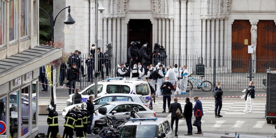 Dispositivo policiaco, ayer en una basílica de Niza, tras el ataque a fieles.