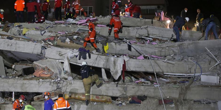Miembros de los equipos de rescate buscan sobrevivientes entre los restos de un edificio derrumbado en Izmir, Turquía, el 31 de octubre de 2020.