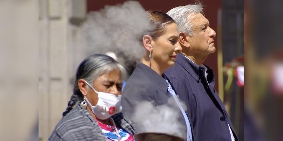 El Presidente y su esposa recibieron una limpia con humo de copal.
