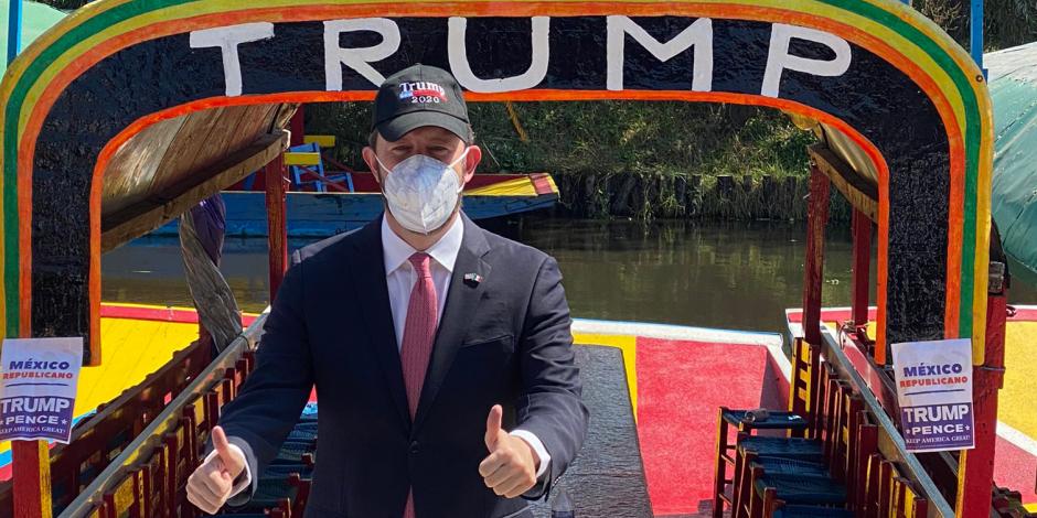 Larry Rubin, representante del Partido Republicano en México, posa en la trajinera Trump.