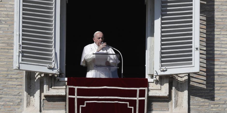 El papa Francisco ofrece su oración de Ángelus en la Plaza de San Pedro, en el Vaticano, el 1 de noviembre de 2020.