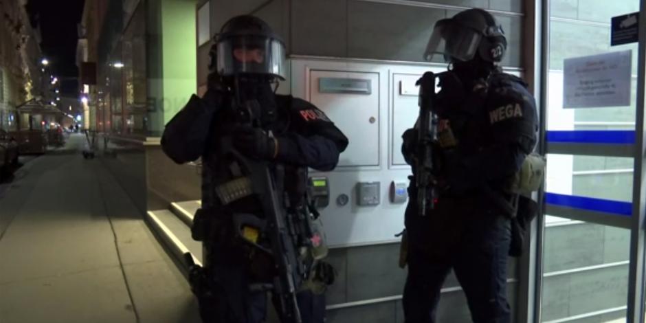 Policías en el lugar donde se reportaron disparos en Viena, Austria, el 2 de noviembre de 2020.