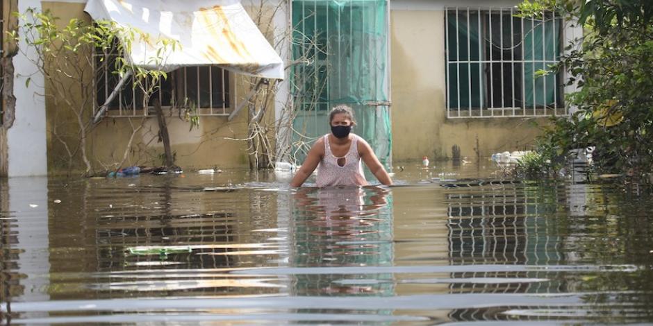 Una mujer lidia con la inundación, prácticamente estacionada durante tres días, en Villahermosa, ayer.