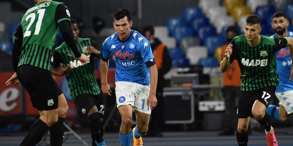 Hirving Lozano conduce el balón en el juego entre Napoli y Sassuolo en la Fecha 6 de la Serie A.