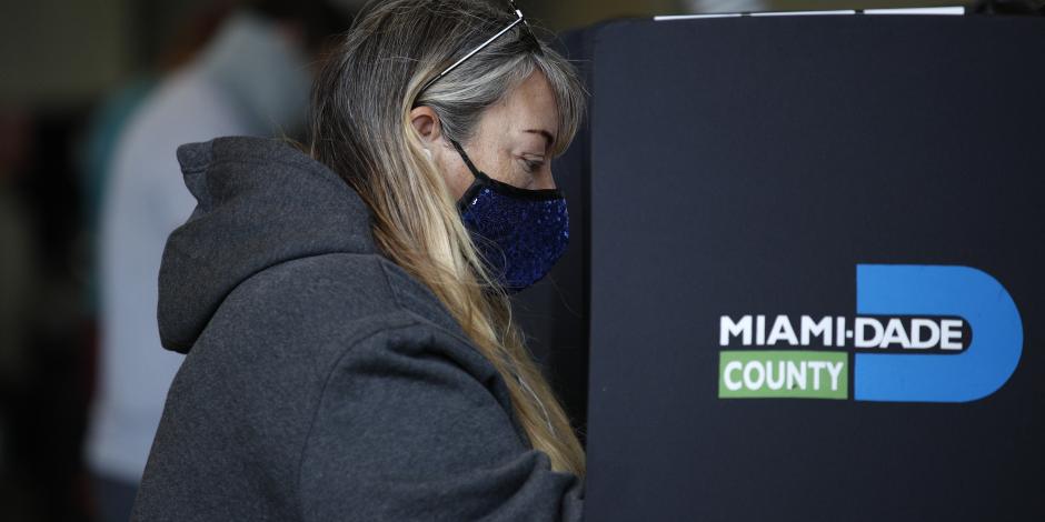Una mujer acude a votar el día de las elecciones presidenciales de EU, el 3 de noviembre de 2020.