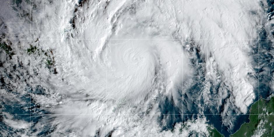 Esta imagen satelital GeoColor tomada el martes 3 de noviembre de 2020 y proporcionada por la Oficina Nacional de Administración Oceánica y Atmosférica  muestra al huracán "Eta" en el Mar Caribe..