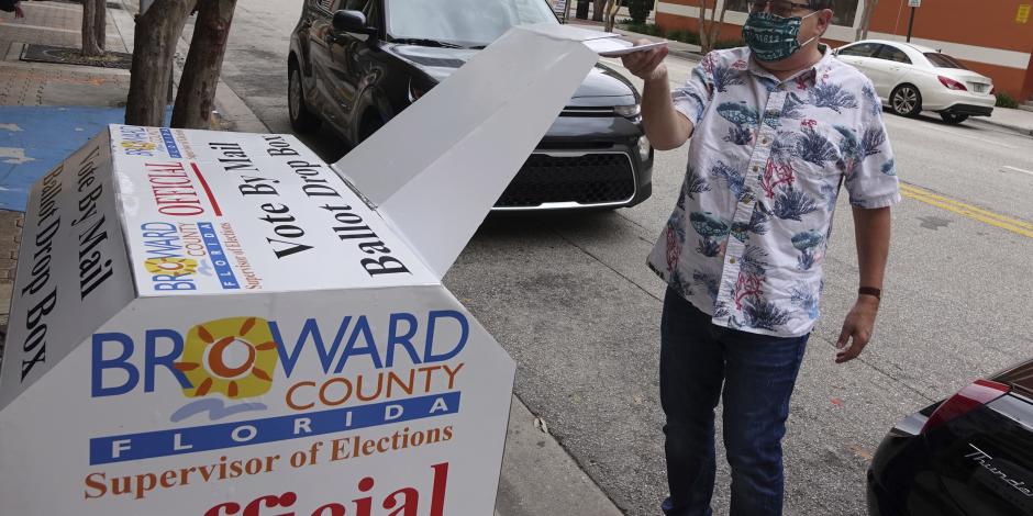 Marty Silverstein deja una boleta en el buzón de votación por correo detrás del Centro de Gobierno del Condado de Broward en Fort Lauderdale, el pasado lunes.