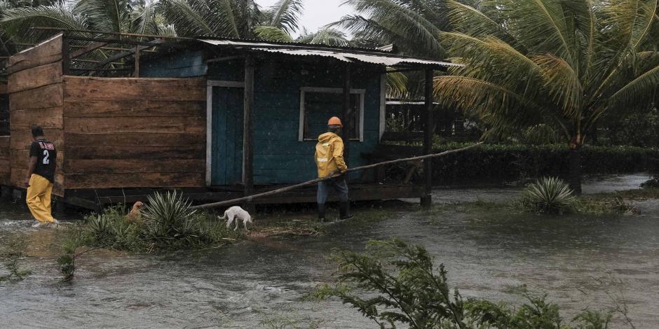 Pobladores revisan las condiciones de sus viviendas tras las fuertes lluvias provocadas por el huracán "Eta".