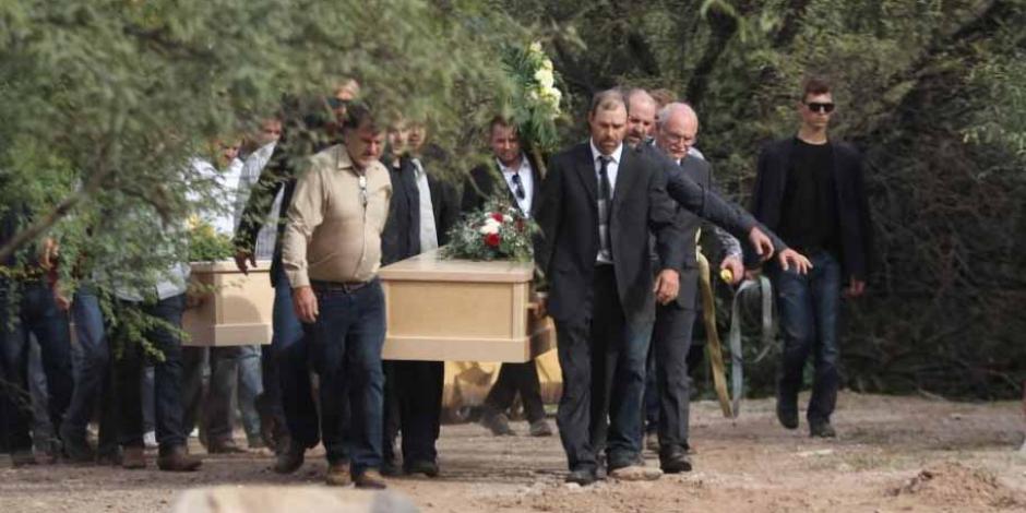 Integrantes de la familia LeBarón sepultan a las víctimas de la masacre en Bavispe, Sonora.