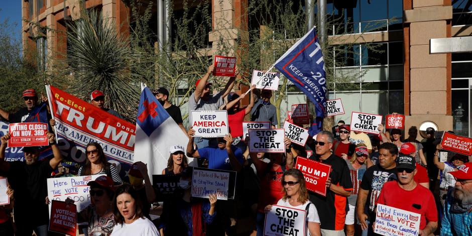 Simpatizantes del presidente de los Estados Unidos, Donald Trump, realizan una protesta frente al Ayuntamiento de Phoenix, en Arizona.
