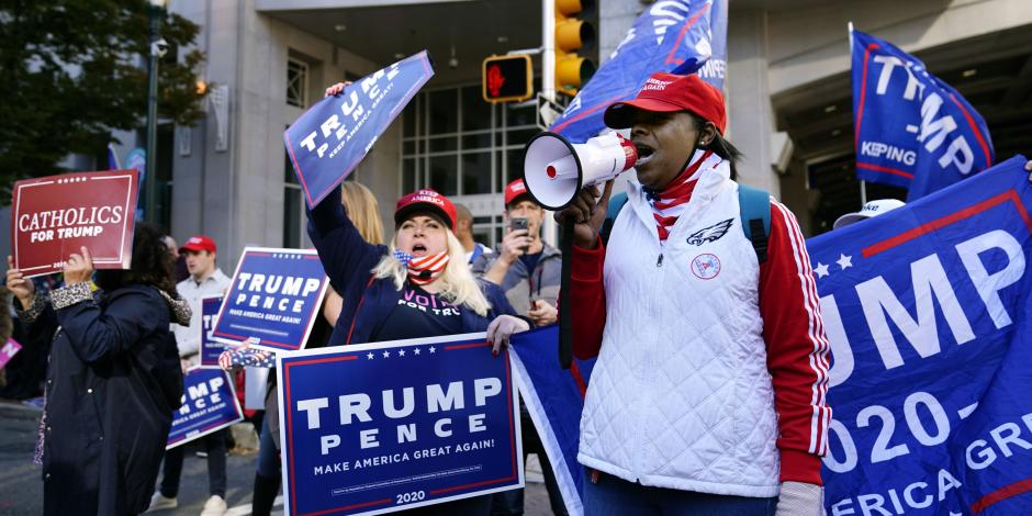Simpatizantes de Trump exigen que el conteo de votos se detenga, este jueves, en Michigan