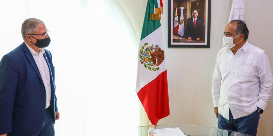 El gobernador de Guerrero (der.) y Cristian Morales, de la OPS, ayer.