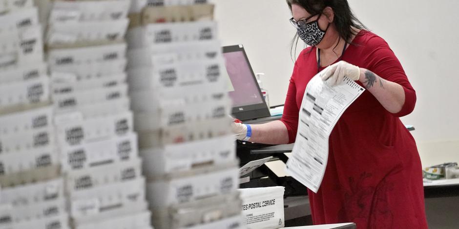 Funcionarios electorales  cuentan votos en Pensilvania, este viernes 6 de noviembre