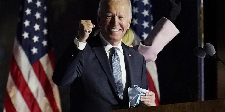 El candidato presidencial demócrata Joe Biden habla a sus partidarios la madrugada del miércoles 4 de noviembre de 2020 en Wilmington, Delaware.