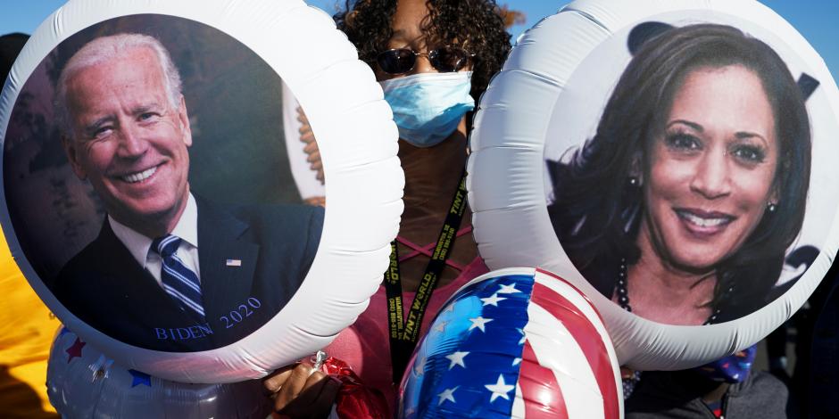 Una simpatizante del candidato demócrata a la presidencia de Estados Unidos, Joe Biden, sostiene globos con las caras de Joe Biden y Kamala Harris mientras celebra en Wilmington.