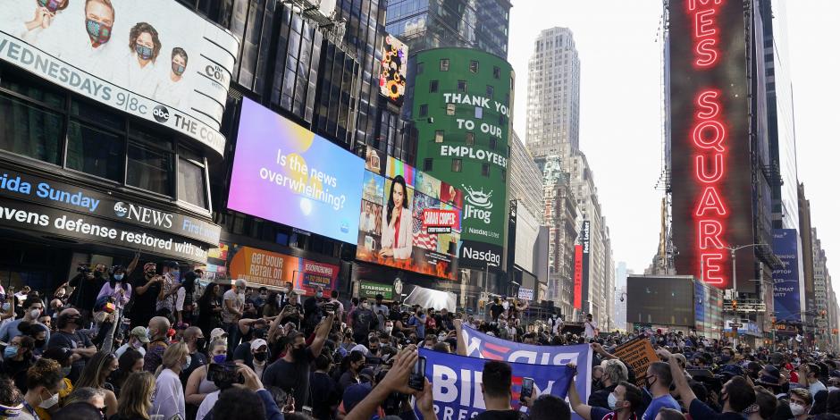 Cientos celebran en Times Square en Nueva York triunfo de Biden