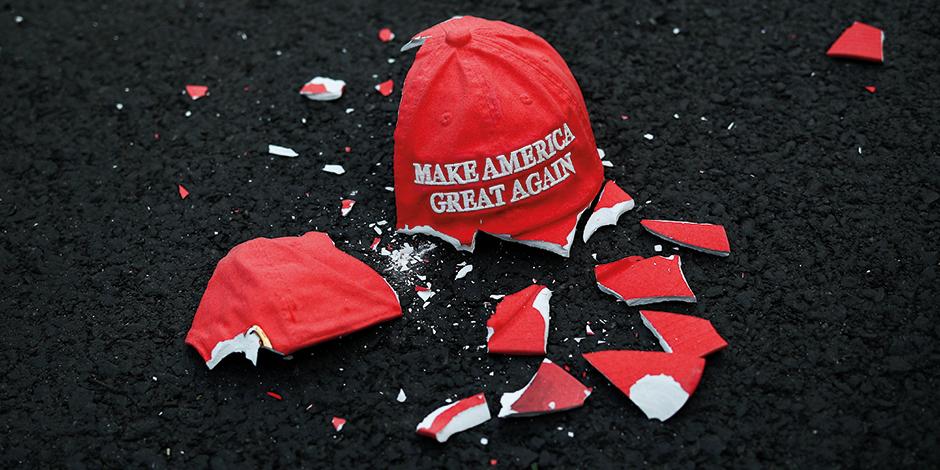 Una gorra destrozada con el lema de la campaña republicana de 2020, en Washington.