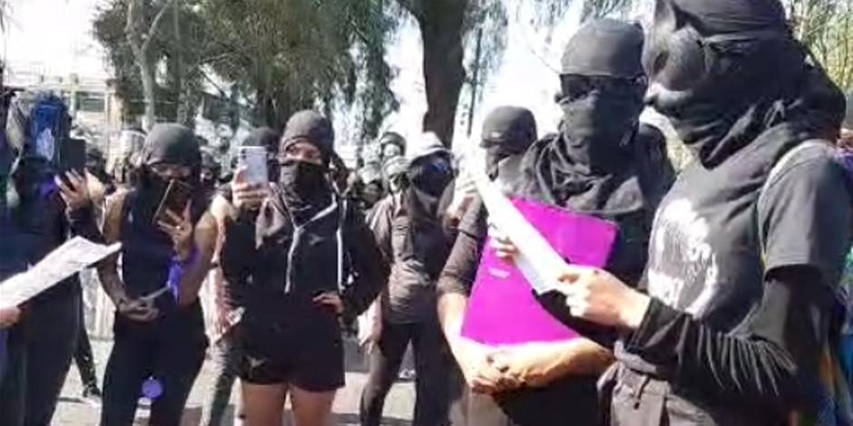 Alumnas del IPN marcharon hacia el campus Zacatenco en protesta por los casos de violencia de género.