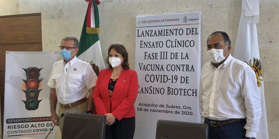 La funcionaria de la SRE y el gobernador Astudillo en el lanzamiento del ensayo en Guerrero.