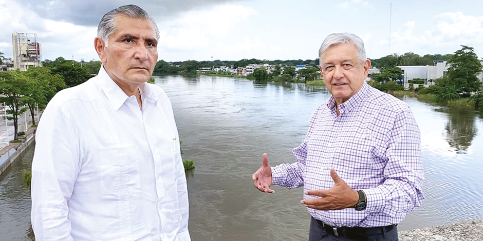 El gobernador Adán Augusto López (izq.) y el Presidente Andrés Manuel López Obrador visitan la región afectada.