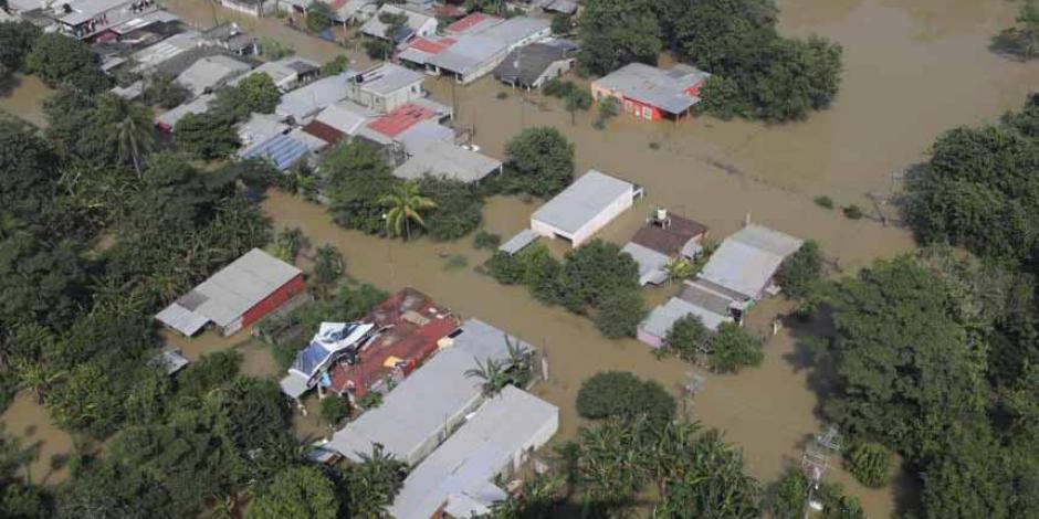 Tomas aéreas muestran los daños en viviendas, que están bajo el agua, por el desbordamiento de ríos en la región.