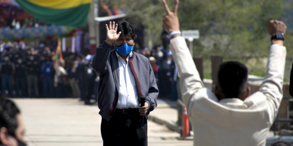 El expresidente de Bolivia, Evo Morales, saluda a sus partidarios desde el puente fronterizo que conecta La Quiaca, Argentina, con Villazón, Bolivia, esta mañana