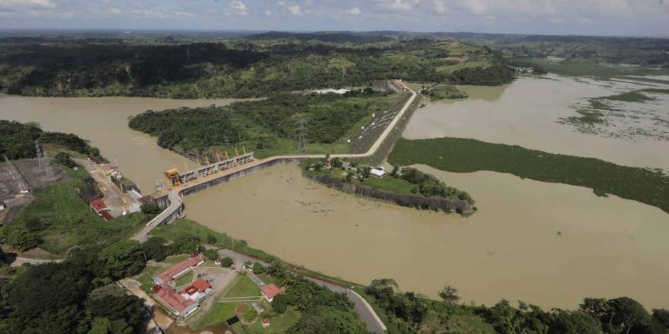 El desfogue de presas y las fuertes lluvias provocan severas inundaciones en varias regiones de Tabasco.