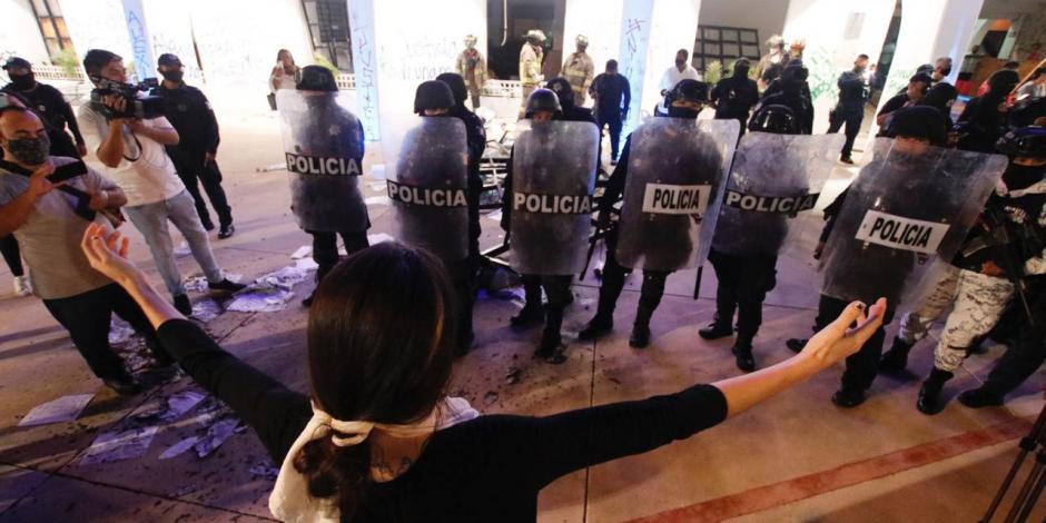 Una mujer desafía a los oficiales armados, ayer, en el ayuntamiento de Cancún.