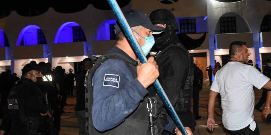 Elementos de la Policía reprimen a manifestantes durante protesta feminista en el Ayuntamiento Benito Juárez.