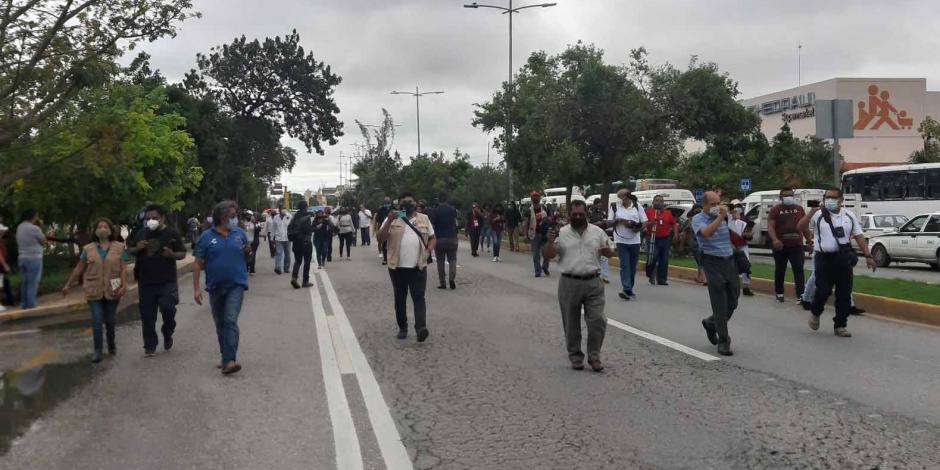 Comunicadores de Benito Juárez avanzan hacia el Palacio de Gobierno en rechazo a la represión en movilizaciones.