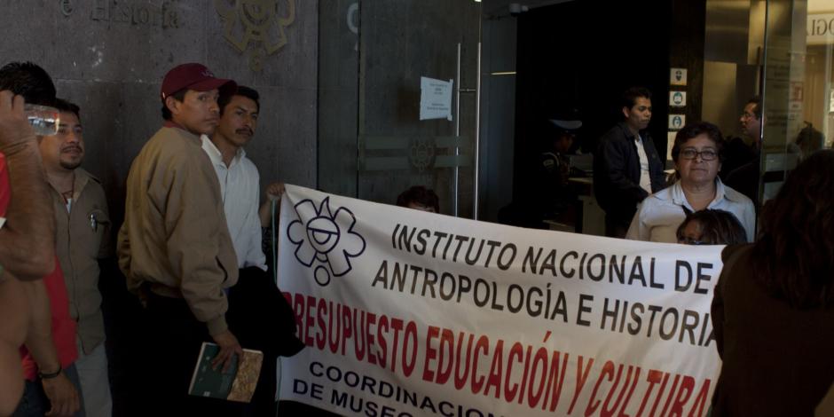 Trabajadores del Instituto Nacional de Antropología e Historia, en 2011, durante una protesta en la que exigieron mejores condiciones laborales.