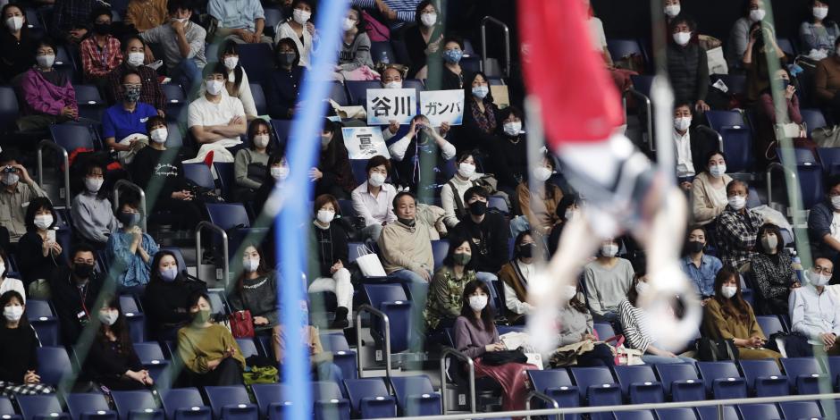 Miembros de la audiencia vitorean a Wataru Tanigawa en una competencia de gimnasia en Tokio, sede de los próximos Juegos Olímpicos, el pasado 8 de noviembre.