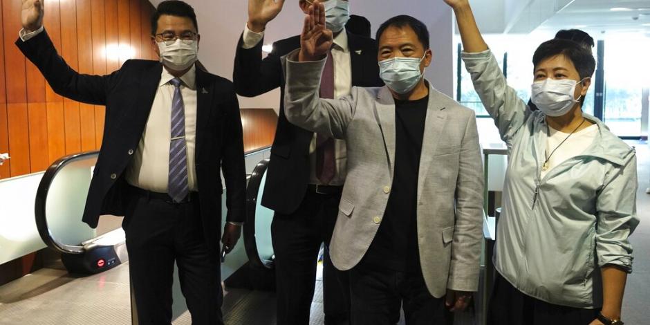 En Hong Kong, un grupo de legisladores de prodemocracia, de derecha presentaron sus renuncias.