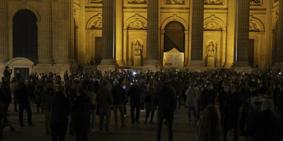 Creyentes protestan, ayer, cantando afuera de un templo en París, contra el cierre de iglesias decretado por el gobierno.