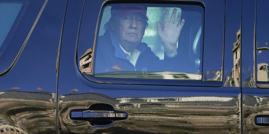 El presidente Donald Trump saluda a manifestantes desde uno de sus vehículos en caravana en Washington el 14 de noviembre de 2020.