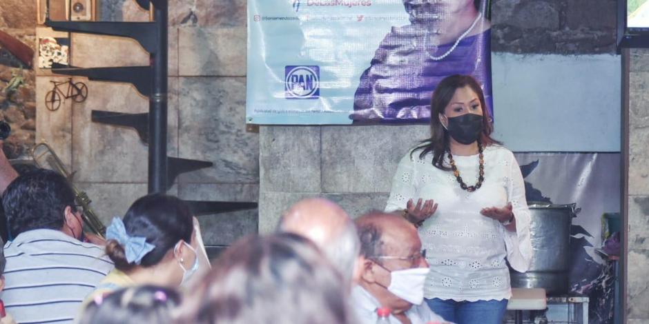 Sonia Mendoza en pláticas con militantes.