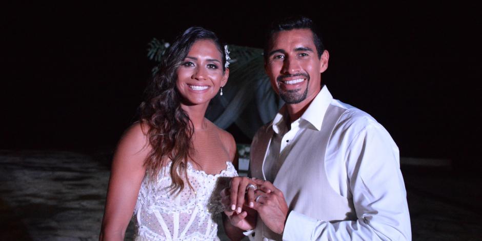 Zudikey y Pato, quienes formaron parte de la segunda temporada de Exatlón México, ayer durante su boda.