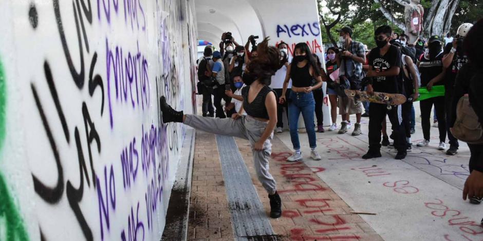 Manifestantes realizan pintas y destrozos en oficinas de Gobierno en Cancún, Quintana Roo.