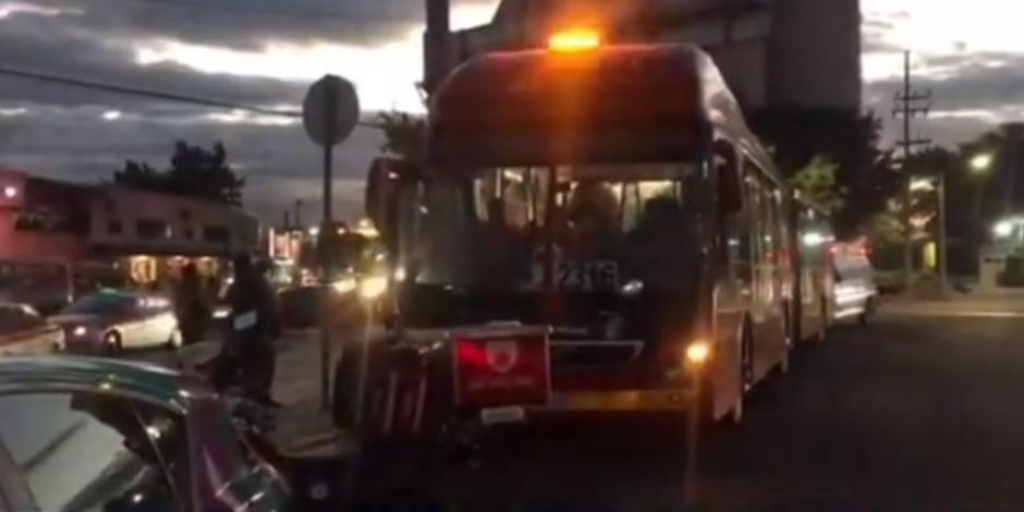 El choque de una unidad de Metrobús con un auto particular en el cruce de la  avenida Javier Rojo Gómez con San Rafael Atlixco.