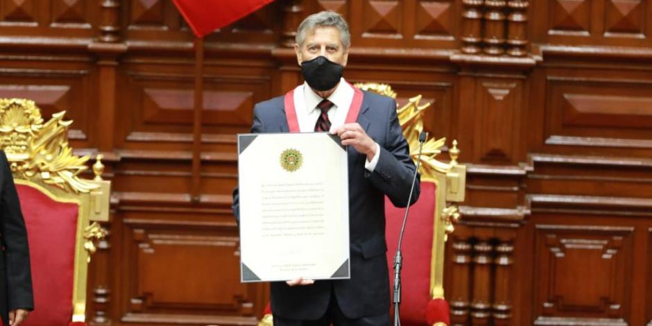 Francisco Sagasti asumió como presidente interino de Perú