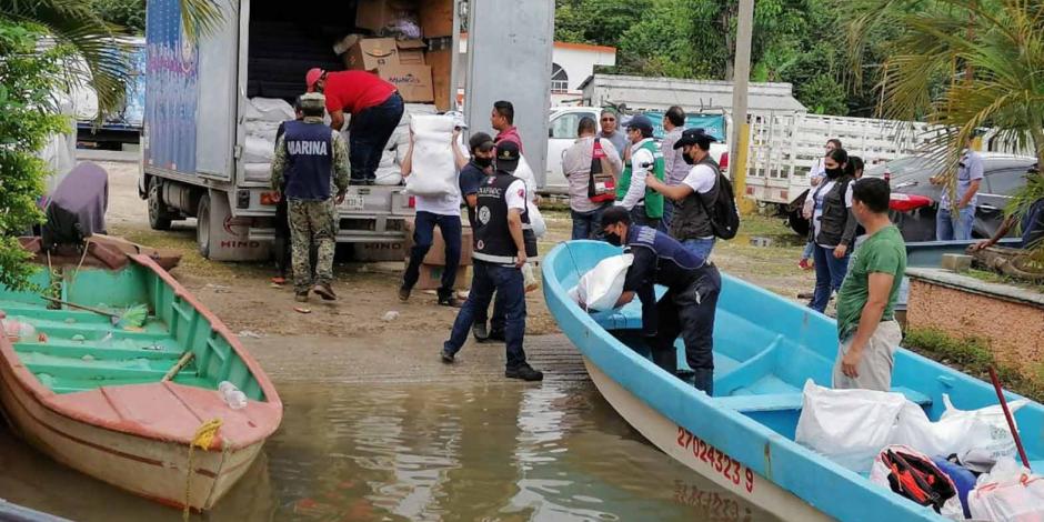 Elementos de las Fuerzas Armadas del país continúan labores en Tabasco para apoyar y entregar ayuda humanitaria a los damnificados.