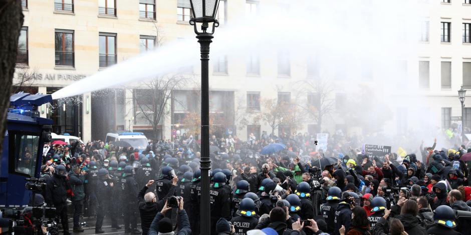 La policía alemana empleó el miércoles cañones de agua contra los manifestantes en el centro de Berlín que protestaban contra las restricciones para combatir el coronavirus.